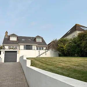 Sanctuary By The Sea With Large Including Lounge, Bathroom, Direct Garden Access & Free Parking Guest house