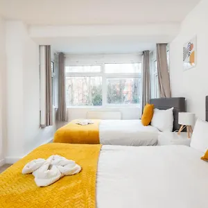 Stylish 2 Bedroom In Free Parking Near And Train Station Guest house